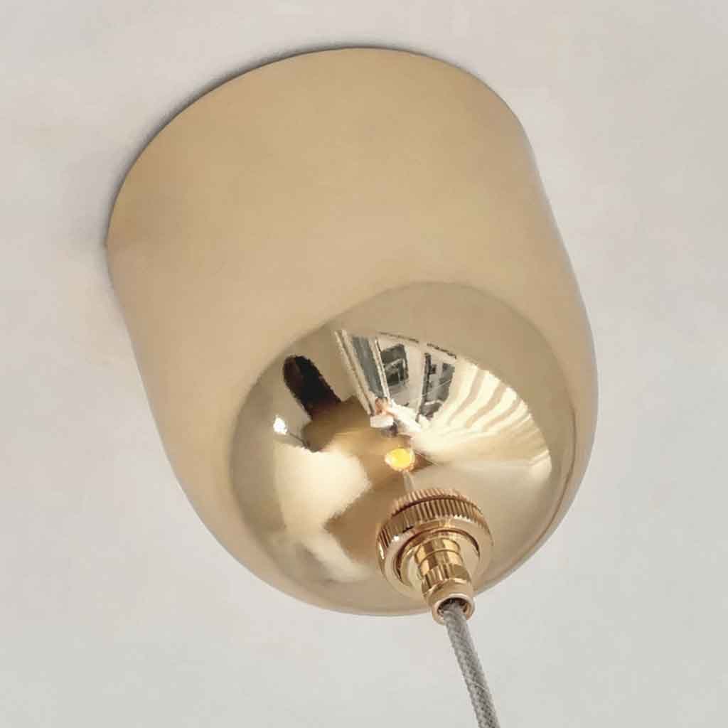 Détail de la petite suspension LED ronde en cristal de luxe