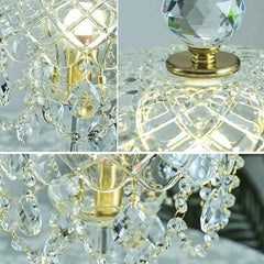 Detalle de lámpara de mesa con gotas de cristal transparente