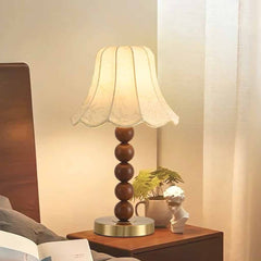 Tischlampe mit Stoffschirm und dekorativer Holzperle