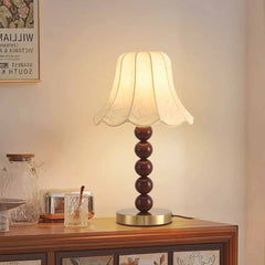 Tischlampe mit Stoffschirm und dekorativer Holzperle