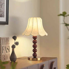 Tischlampe mit Stoffschirm und dekorativer Holzperle