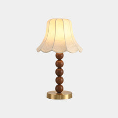 Tischlampe mit Stoffschirm und dekorativer Holzperle