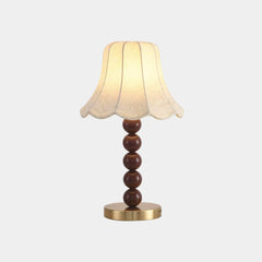 Tischlampe mit Stoffschirm und dekorativer Holzperle