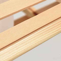 Detalle de luz colgante de listón de madera cónica japonesa