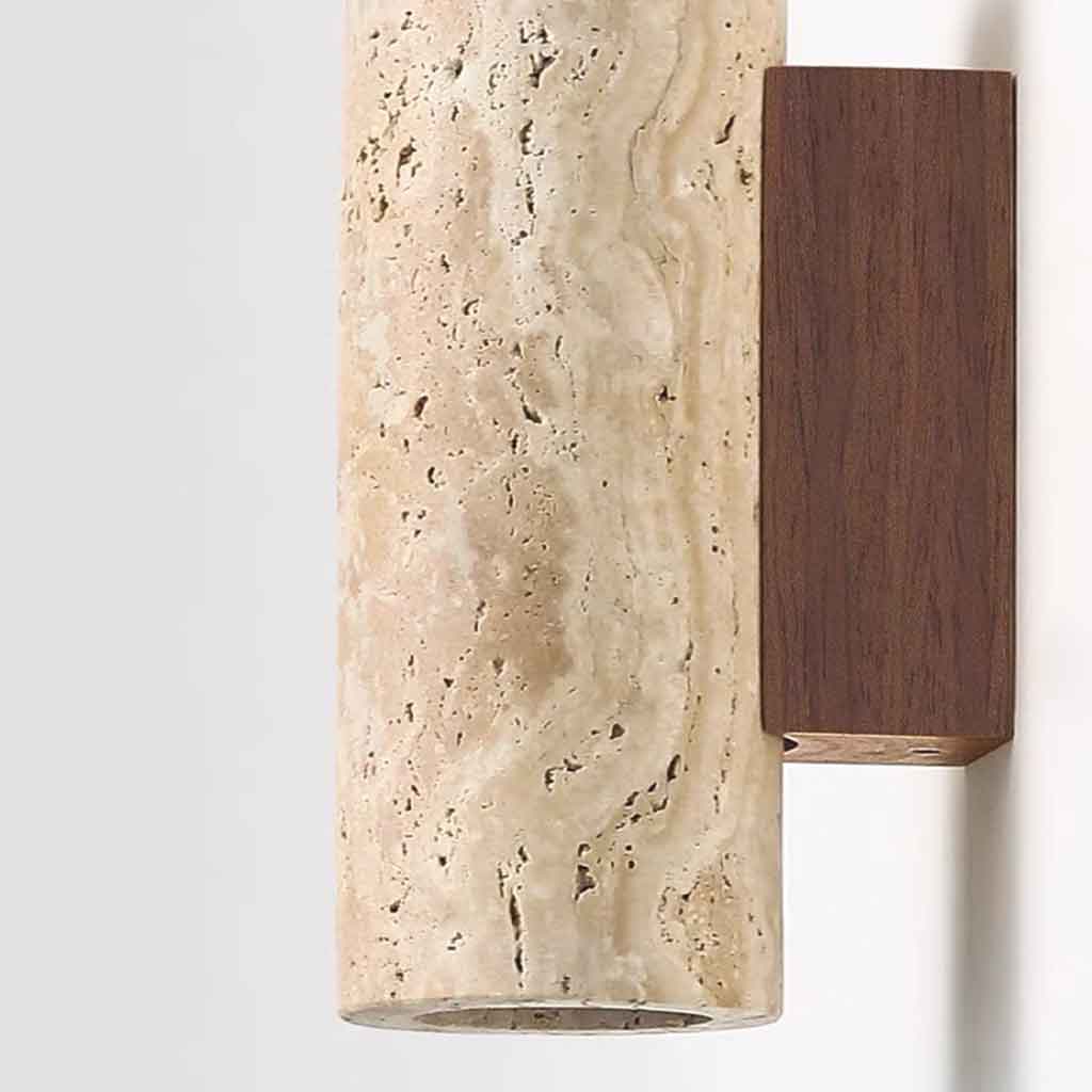Dettaglio applique da parete in pietra cilindrica in travertino Wabi-Sabi