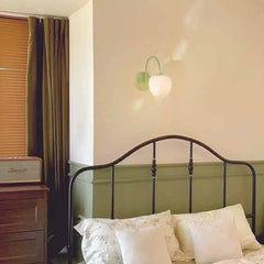 Wandlamp met crèmekleurige glazen bloem in de vorm van een tulp, groen/wit