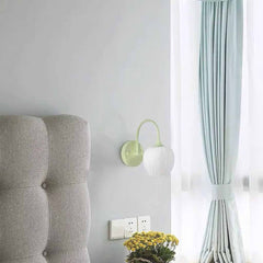 Wandlamp met crèmekleurige glazen bloem in de vorm van een tulp, groen/wit