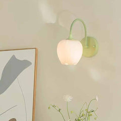 Wandlamp met crèmekleurige glazen bloem in de vorm van een tulp, groen/wit